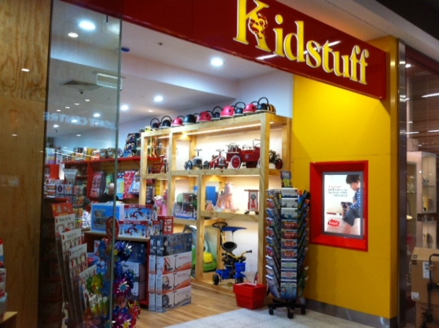Kidstuff toy shop Bring your freshly-cleaned kids’ apparel, toys, equipment, and more to Kid to Kid during buying hours (check your local store’s hours here). To increase the amount you will be offered, prepare your items using tips from the Earn more cash page.